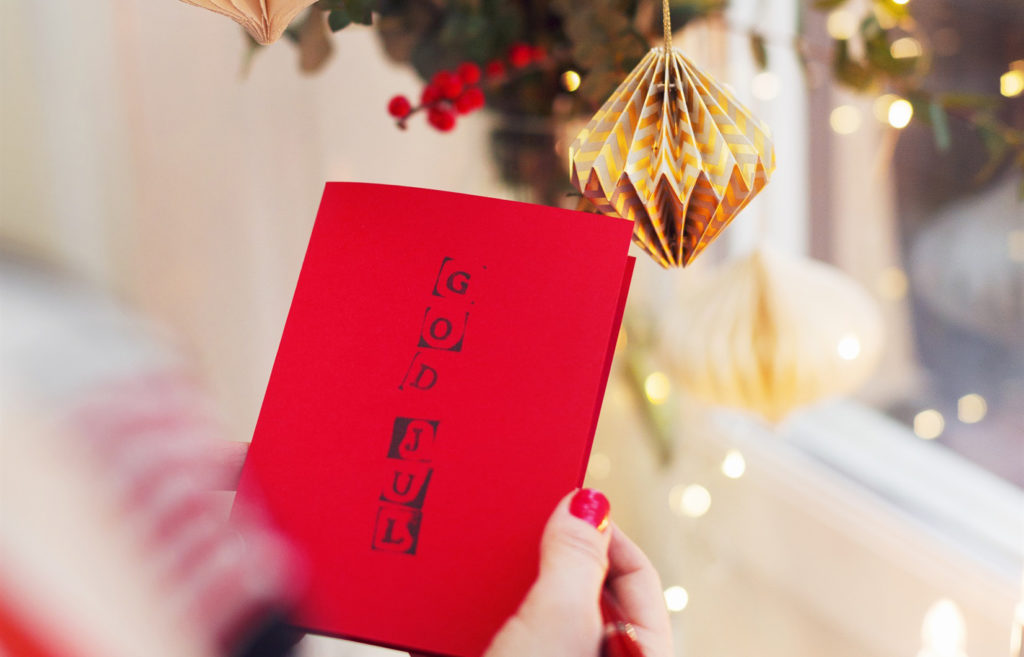 Hand håller i ett julkort.