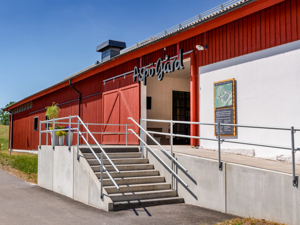 Bild på en ingång till en lokal på Aspö gård
