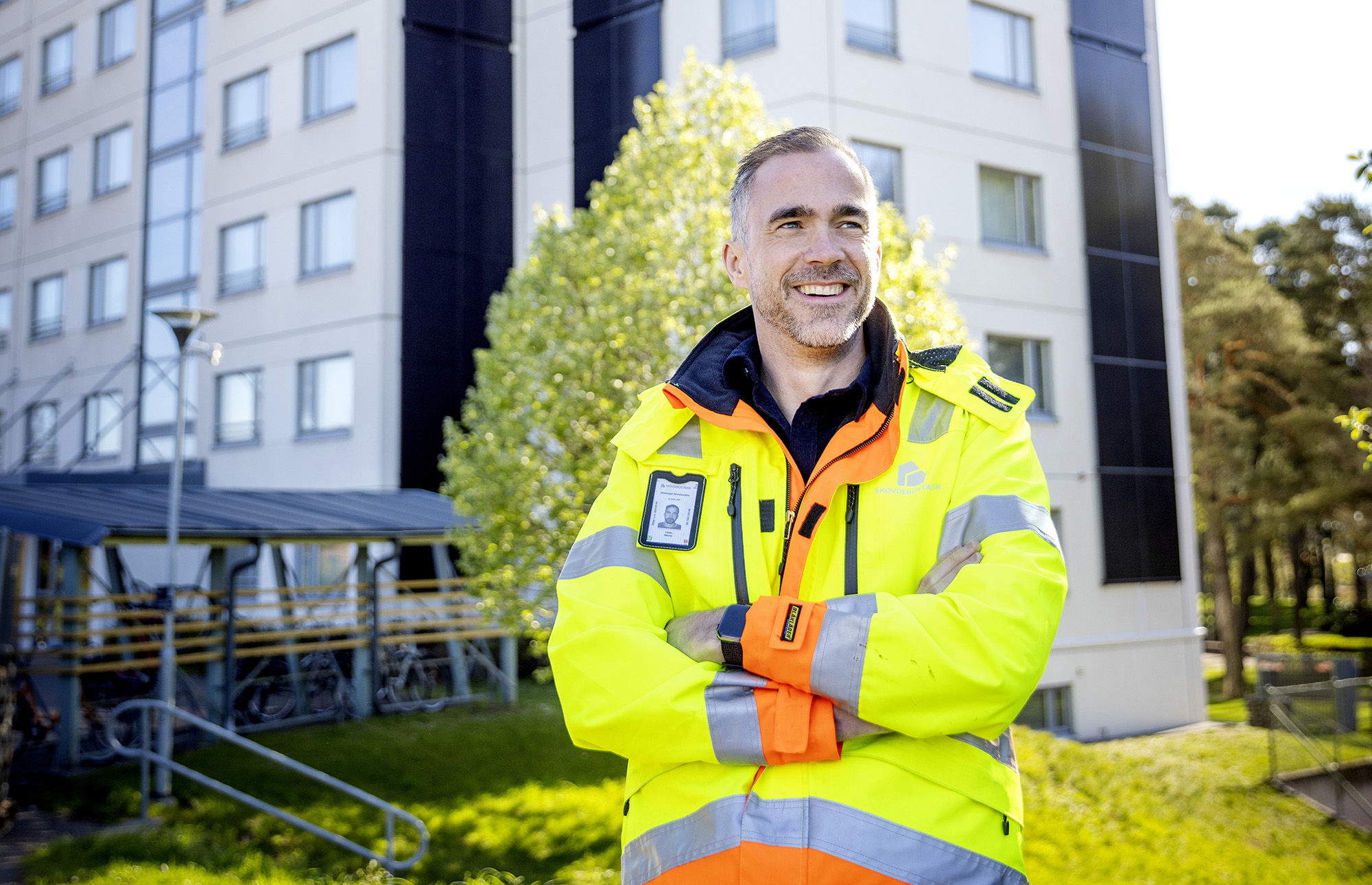 Man framför hus